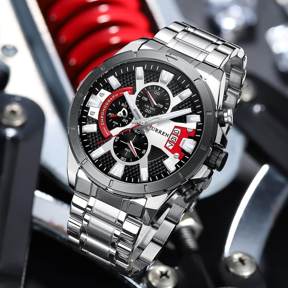 Curren 8401 est une montre robuste, avec un look sportif et moderne, et offrant la praticité d'un chronographe et d'un affichage de la date.