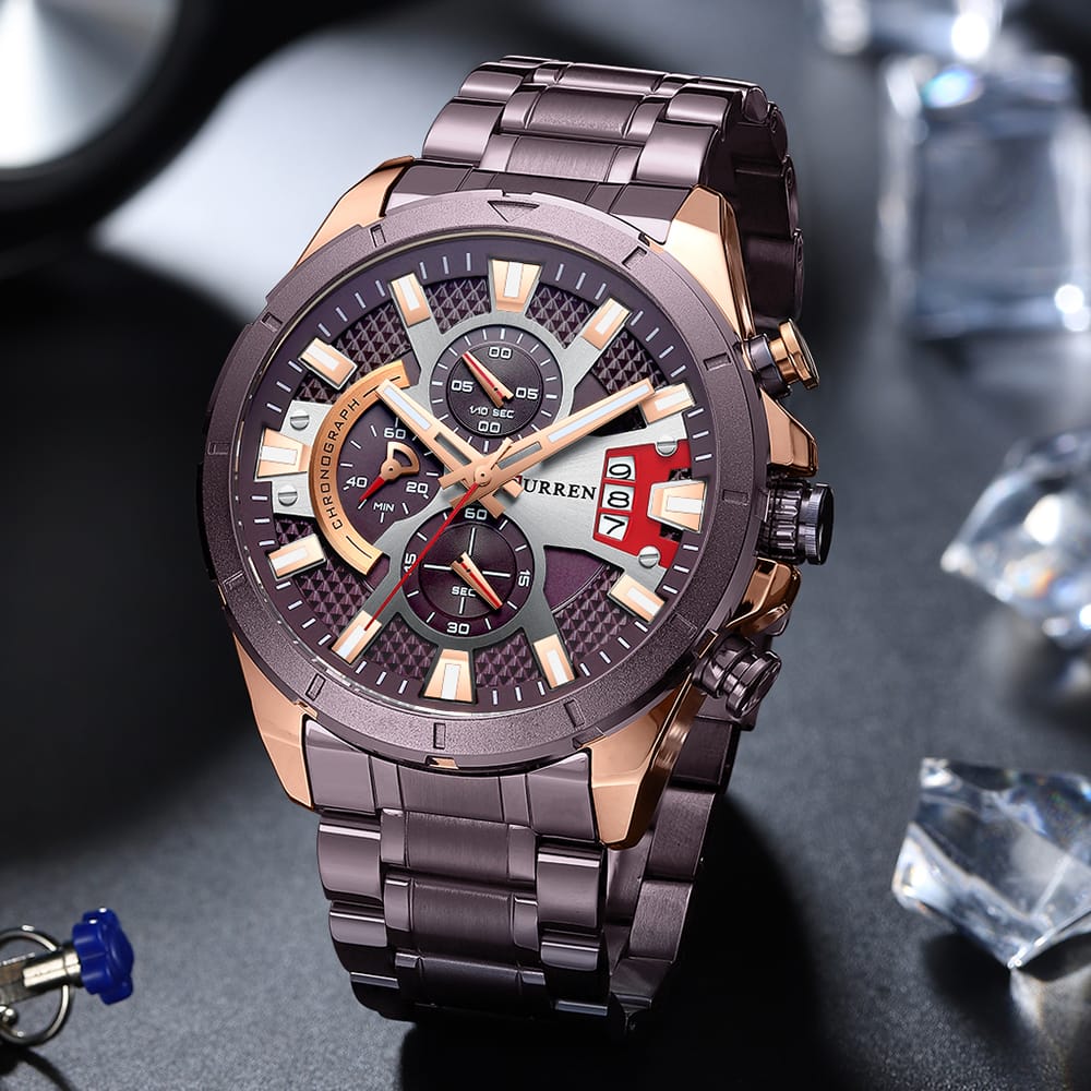 Curren 8401 est une montre robuste, avec un look sportif et moderne, et offrant la praticité d'un chronographe et d'un affichage de la date.